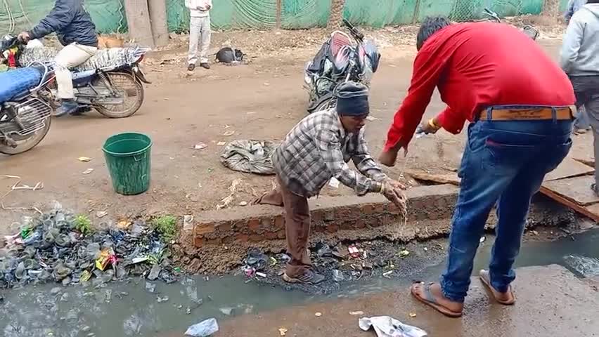 बासोदा: Nagar palika se bulane ke bad bhi koi nahi ataa safai ke liye tabhi safai kr rahe ghar ke malik #swachbharatabhiyan