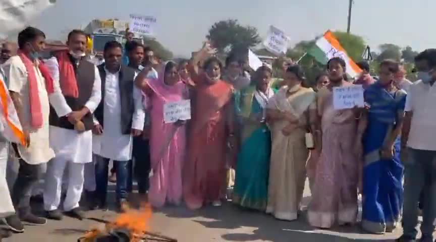 किसानों के समर्थन में,भारत बंद के समर्थन में, किसान विरोधी नरेंद्र मोदी का पुतला जलाया गया
#farmer #bharat_band #congres