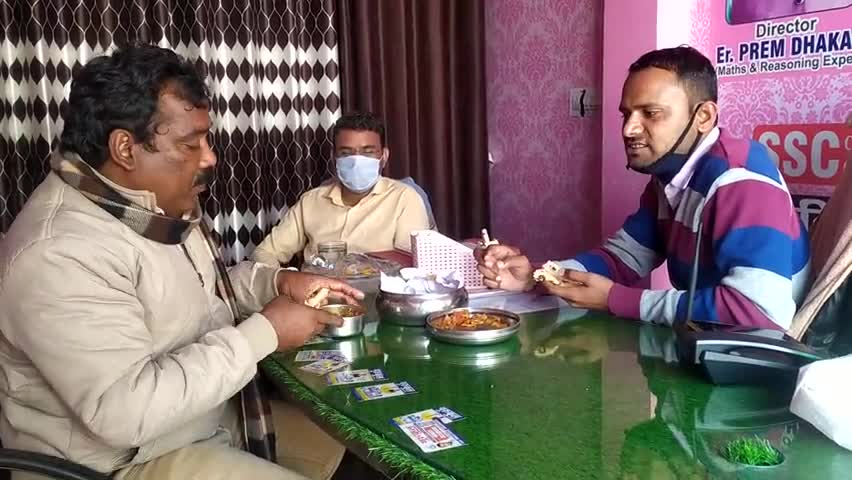 सांगानेर: स्कूल कोचिंग कॉलेज के धरने पर आज प्रेम जी सर के द्वारा बनाये गए खाने का आंनद लाते हुए
#school #coaching #college #jaipur