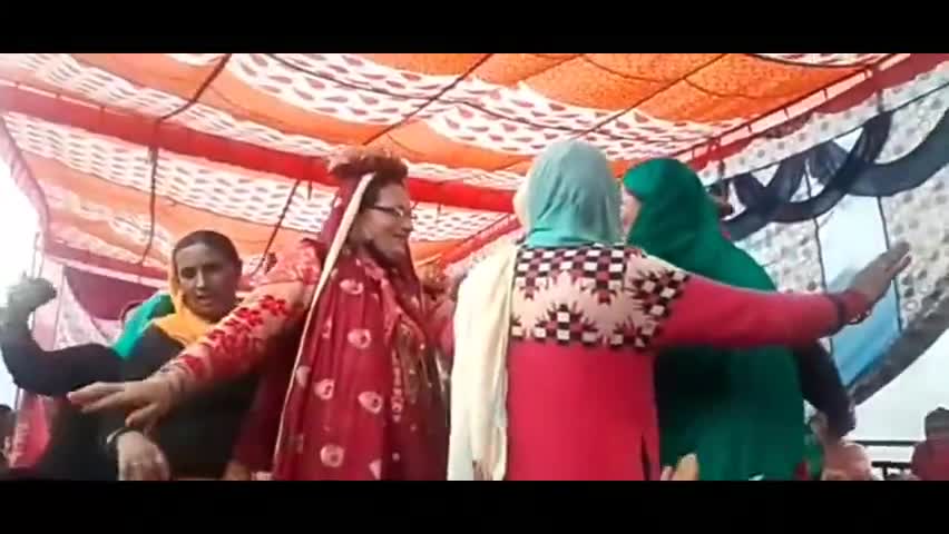 रेणुका: सिरमौर के कईं गांव में कायम है भेली नाटी डांस की #परम्परा 

गिरिपार तथा साथ लगते सैनधार में आज भी होता है यह नृत्य