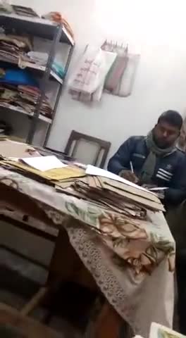 ब्रेकिंग
#अम्बेडकरनगर।
राजस्व विभाग की घूसखोरी आई सामने,#लेखपाल की घूस लेते हुए वीडियो हुई वायरल