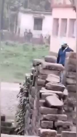 मोतिहारी:बरियारपुर गांव में एक घर पर दबंगो ने हमला कर जमकर पथराव किया है। एक महिला जख्मी। मोटरसाइकिल #क्षतिग्रस्त किया।