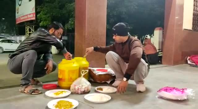 सासाराम: सासाराम में #team_sabal के सदस्य #गरीब और #भुखे लोगों को भोजन कराने के लिए खाना को परोसते हुए। 🙏🙏 Great work 🙏🚩