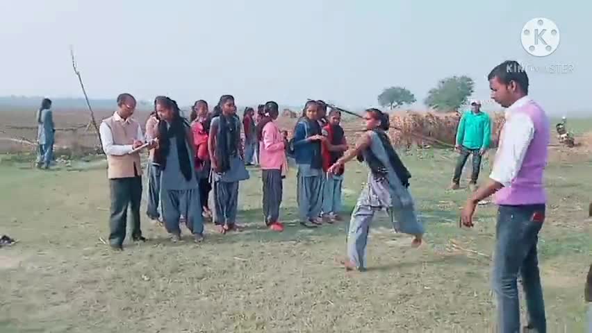 नारायणपुर प्रखंड के नागर उच्च विद्यालय पहाड़पुर में शिक्षक के द्वारा छात्राओं को #भाला फेंकने का ट्रायल सिखाया गया