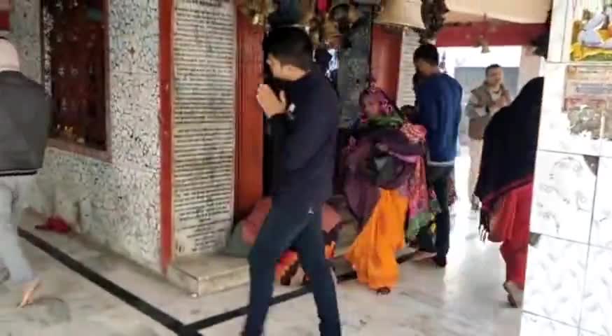 इकौना: बेचूबाबा मन्दिर में भक्तों का दिखा जमावड़ा, लोग कर रहे पूजा-अर्चना #श्रद्धा