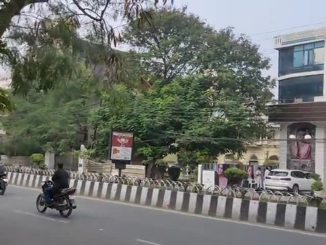 इंदौर: पानी गिरने का #डर जिससे लोग कहीं जा नहीं पा रहे।
#corona #rain