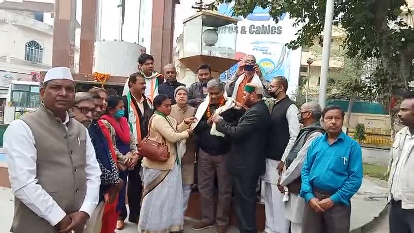 आज #विजय_दिवस के मौके पर #अमर_जवान_ज्योति अशोक नगर चौराहा कानपुर में पूर्व सैनिक के सुपुत्र को सम्मानित करते हुए
