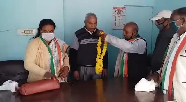 आज 16/12/20 को #विजय_दिवस के मौके पर पूर्व सैनिक को उनके निवास पर जाकर उन्हें माला व शाल ओढ़ाकर सम्मानित करते हुए