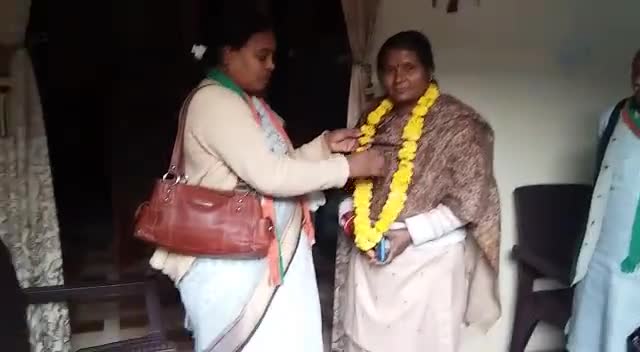 आज 16/12 को #विजय_दिवस के मौके पर पूर्व सैनिक की पत्नी को उनके निवास पर जाकर उन्हें माला व शाल ओढ़ाकर सम्मानित करते हुये