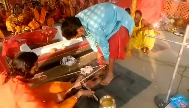 आज भी बहुत सी जगह प्राकृतिक तरीके से ही तैयार की जाती है यज्ञ के लिये अग्नि.
#हिंसेपपब्लिकएप्प
#हिंसेपधर्मशिक्षा