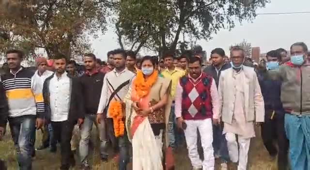 #दुलमी_प्रखंड के #सोसो #आदर्श उच्च विद्यालय में छात्राओं ने #स्थानीय_विधायक_आदरणीय #ममता_देवी_जी का स्वागत किया