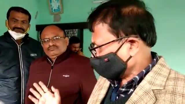 पूर्वी चंपारण केसरिया के पुरानी बाजार में रिटायर  कार्यपालक पदाधिकारी के घर निगरानी का #छापा।गांव मे चर्चा का विषय।