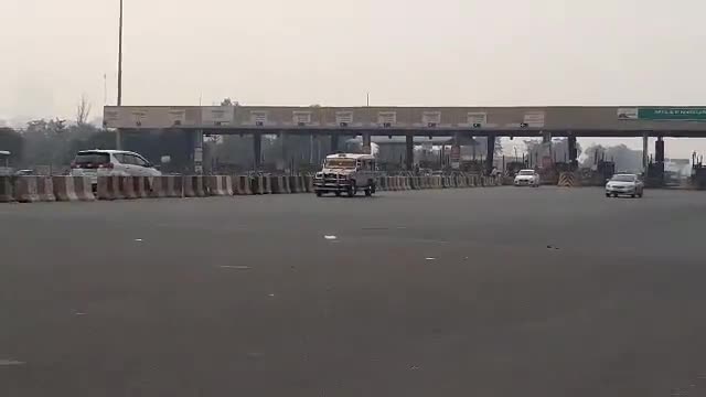 गुरुग्राम: खेड़की दौला टोल से किसान आंदोलन के लेकर लगाई गई पुलिस फोर्स को हटाया गया  #farmer_protest