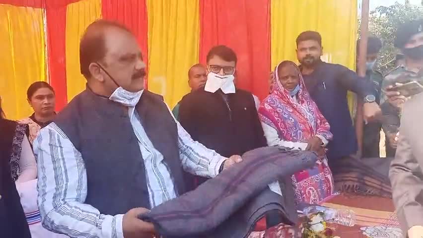 गढ़वा: गढ़वा सदर प्रखंड परिसर में मंत्री ने सैकड़ों ग्रामीणों के बीच कम्बल का किया वितरण #मंत्री #कम्बल #वितरण