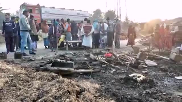 नारायणपुर के नगरपारा उत्तर पंचायत के वार्ड 7 #महादलित टोला में #आग लगने पर जानकारी लेने पहुँचे अधिकारी।