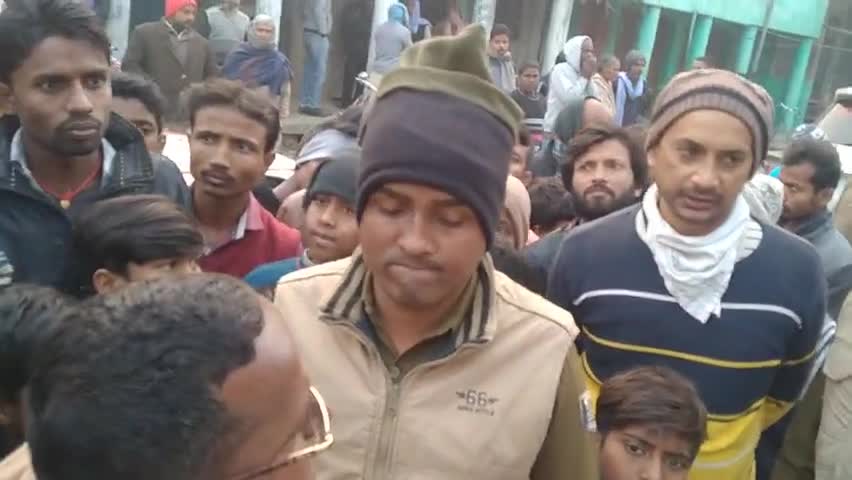बासोपट्टी: #मुकेश_कुमार के परिजन को सांत्वना देने पहुचे झंझारपुर सांसद #रामप्रीत_मंडल का लोगो ने किया बोलती बंद