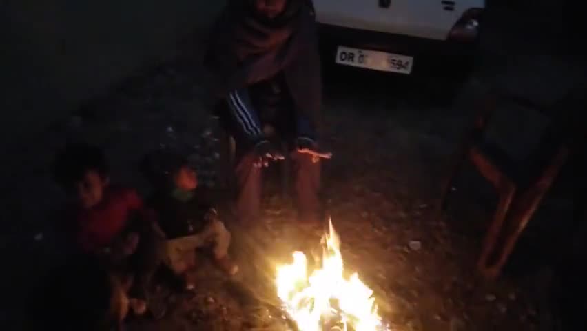 दुलमी: दुलमी:#समाजसेवी अर्जुन कुमार के द्वारा ठंड  को  देखते हुए अपने गांव की कई जगहों पर #अलाव की व्यवस्था किया गया।﻿