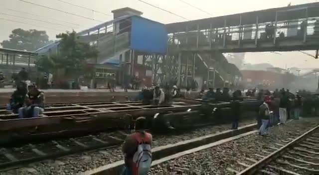 बिहार सरकार विद्यार्थियों के लिए कितनी चिंता करती है ये इस वीडियो से समझिए । जान जाए पर नोकरी न जाए । 

#studentlife