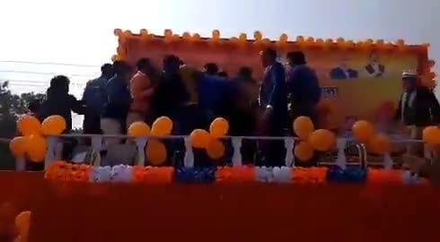*Ⓜ️✍️#बंगाल के #दुर्गापुर में नए और पुराने #BJP कार्यकर्ताओं के बीच आपस में ही हुई मारपीट*