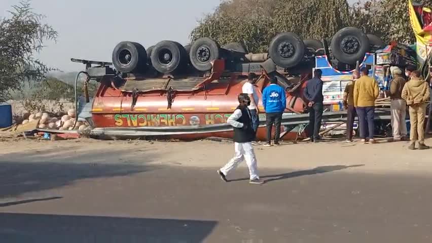 हनुमानगढ़: pallu me palta truck Mandir ke paas ki ghatna#acccident #accident