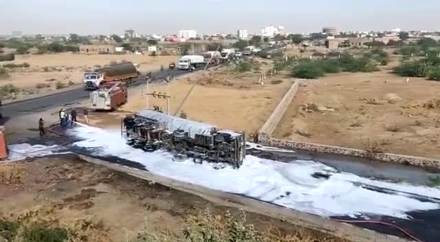 बाड़मेर: पचपदरा मैं केमिकल से भरा ट्रक पलटा पूलिस मोके पर #पचपदरा #barmer #बाडमेंर