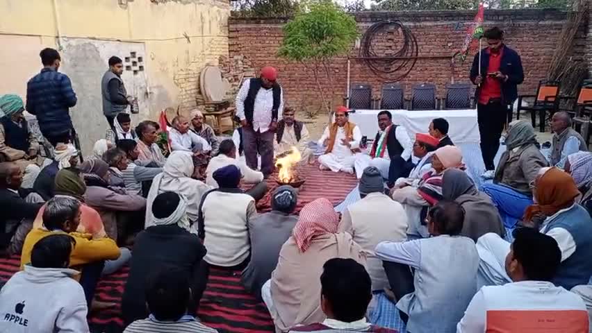 गांव भदामई में समाजवादी नेताओं द्वारा किसान घेरा कर चौपाल लगाई और समाजवादी नीति से अवगत कराया
#टेकपाल_कुशवाहा