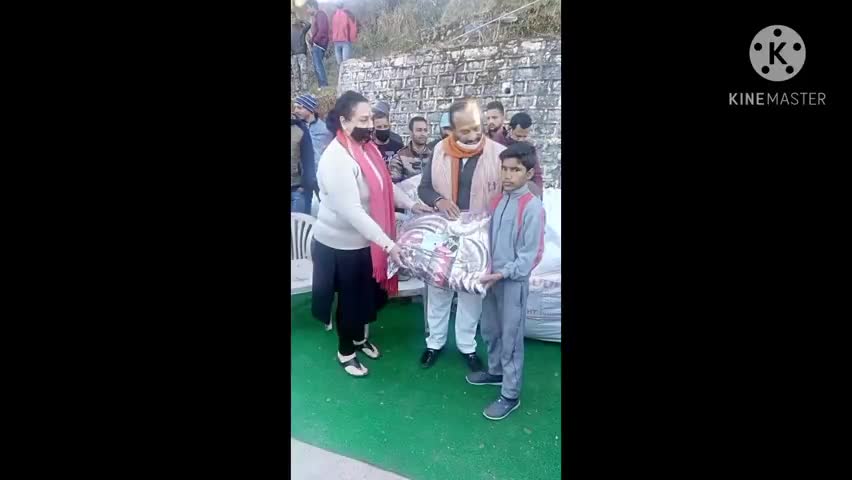 चकराता: #चकराता क्षेत्र मे गरीब लोगो को पूर्व जिला पंचायत #रामशरण नौटियाल ने नागथात मे #कंबल वितरित किए