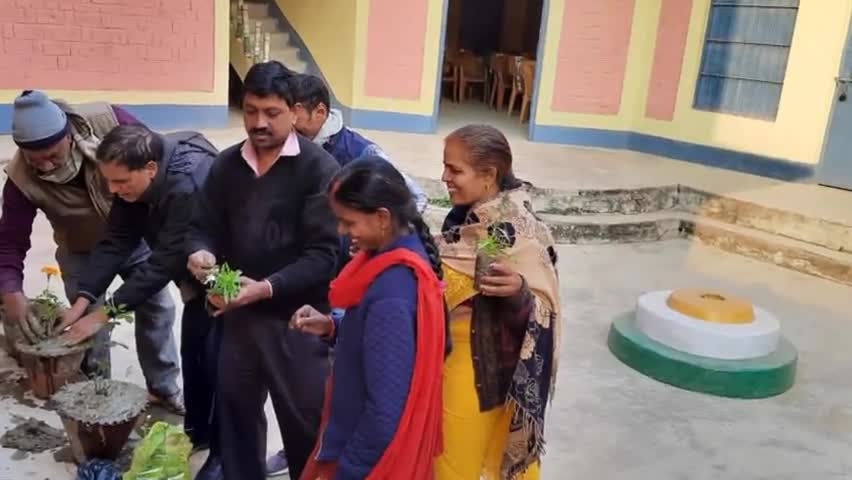 पकरीबरावां: बीआरसी पकरीबरावां में किया गया पौधरोपण, कई लोग रहे मौजूद #पौधरोपण