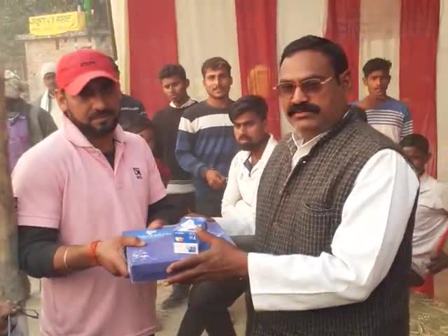 सोरांव: एजीसीएस कप में मैन ऑफ द मैच का प्राइस लेते हुए अजय भारतीय रोज 11 #prayagraj #tournament