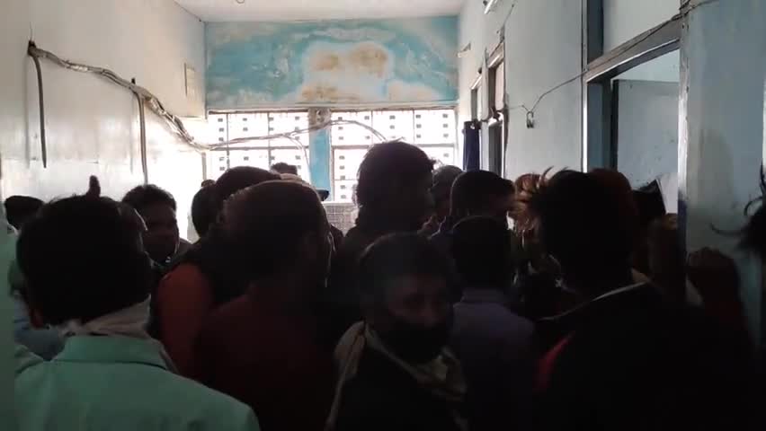 गढ़वा: जिला समाहरणालय के परिवहन विभाग में फाइन कटवाने के लिए जनता हो रही है परेशान #जुर्माना