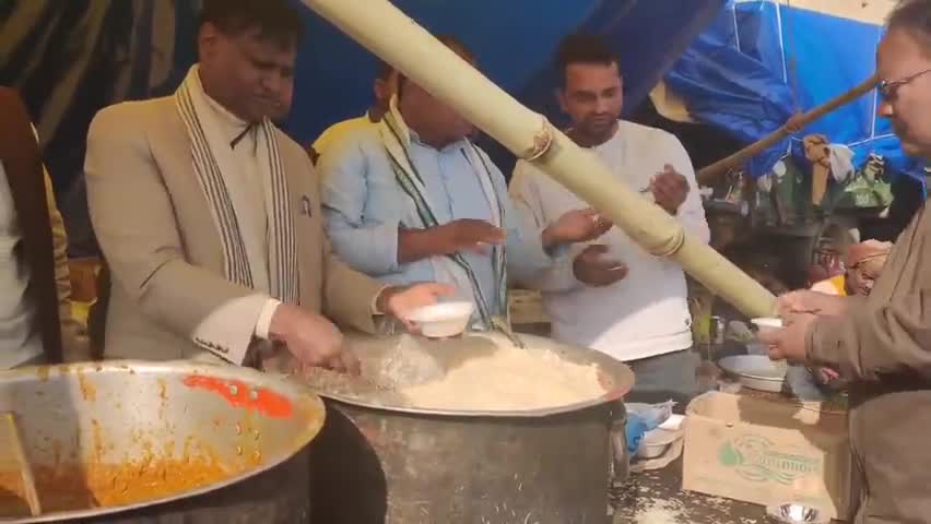 गाजीपुर बार्डर में आंदोलनरत अन्नदाताओं की सेवा करते श्री उदित राज जी 
#जय_किसान_जय_जवान #jobaathai