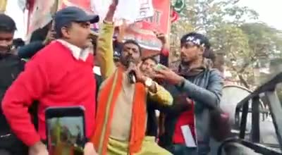 मरहूम हैदर भाई के साथ कुछ आंदोलनों में शामिल होने का मौका मिला इंसान चले जाते हैं यादें छोड़ जाते हैं #CAA_NRC_Protest