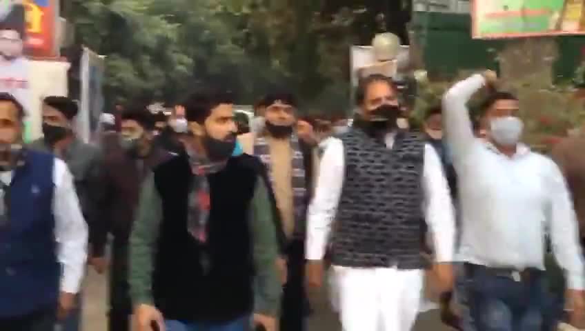 राष्ट्रीय कोंग्रेस कार्यालय पर #युवा_कांग्रेस पार्टी कार्यकर्ता #मसाल_जुलूस की तैयारी में जुटते हुए।