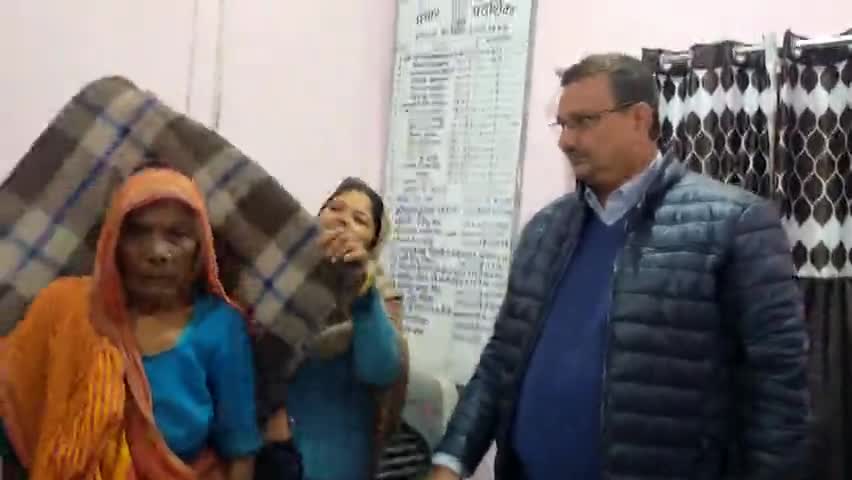 गरीब असहाय के बीच कम्बल वितरण करते हुए साथ में प्रखण्ड विकाश पदाधिकारी अरसद रज़ा खां#प्रखण्ड कार्यालय मड़वन#
