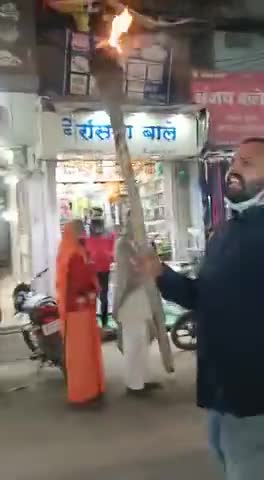 किसानों के सम्मान में युवक कांग्रेस मैदान में !!#काले_कृषि_कानून_और_संसद_का_शीतकालीन सत्र_रद्द_करने_के_खिलाफ,#मशाल_जुलूस
