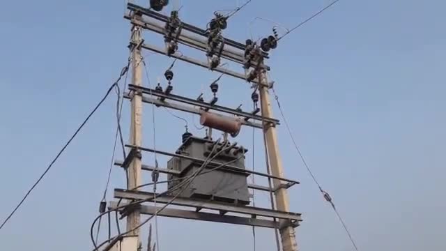नारायणपुर: चौहद्दी दियारा में #खराब ट्रांसफार्मर के कारण बिजली नहीं।सोलर प्लेट सहारा बना।