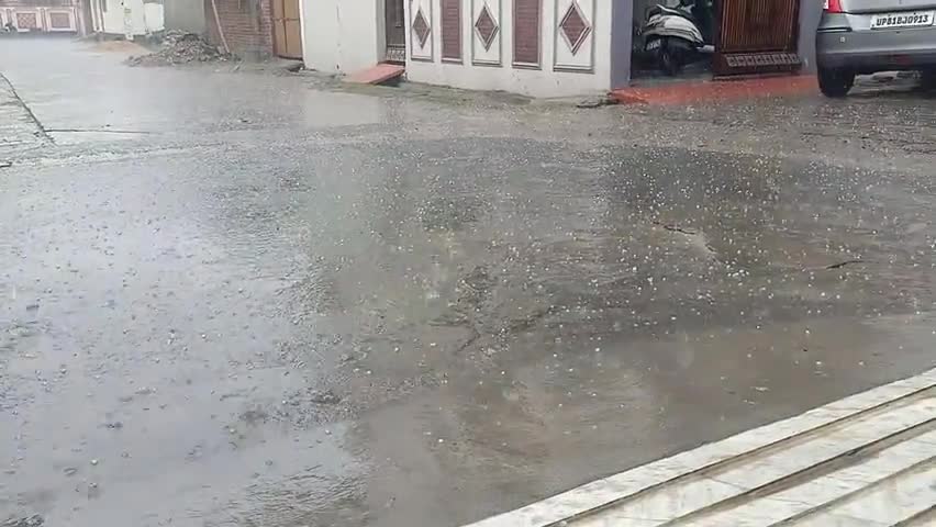 कोल: मौसम ने ली अचानक करवट, #Aligarh में तेज़ बारिश के साथ हुई ओलावृष्टि।
#अलीगढ़ #UP #HeavyRainfall