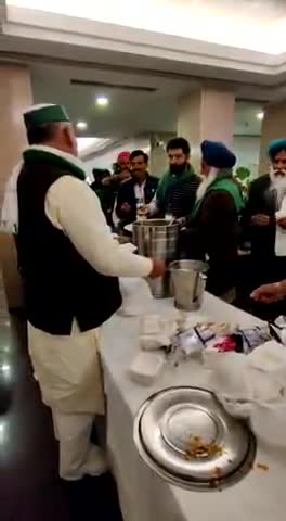 सरकार के साथ बातचीत में ब्रेक के बाद भोजन की सेवा करते राकेश टिकैत ##farmerbill2020