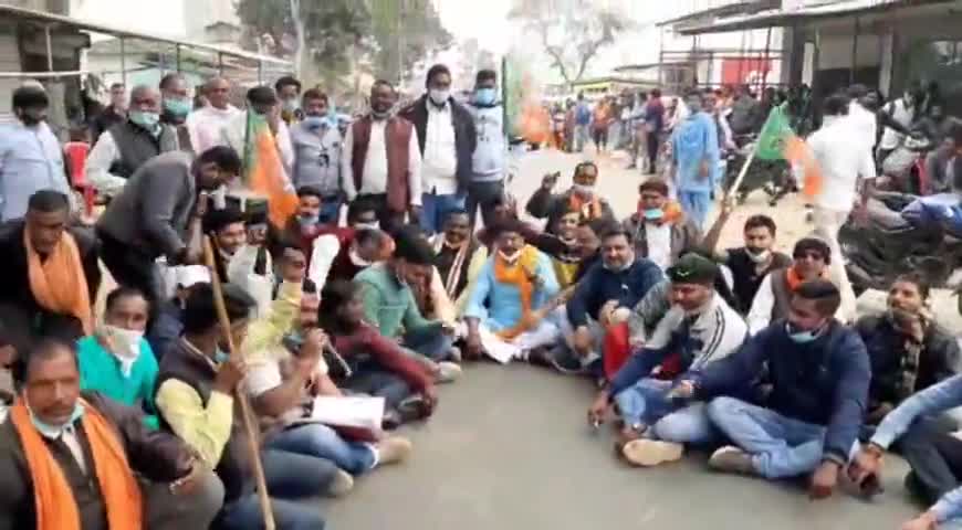 भैयाथान: धान खरीदी में अव्यवस्था को लेकर बीजेपी भैयाथान का आज धरना-प्रदर्शन के साथ भैयाथान-प्रतापपुर मार्ग में किया #चक्काजाम