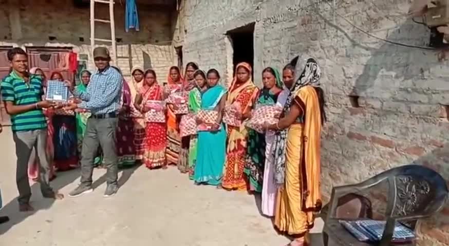 मयूरहंड: धनगांवा क्षेत्र में मुखिया ने करीब 40 निबंधित श्रमिकों के बीच पैंट शर्ट व साड़ी का किया वितरण #श्रम विभाग