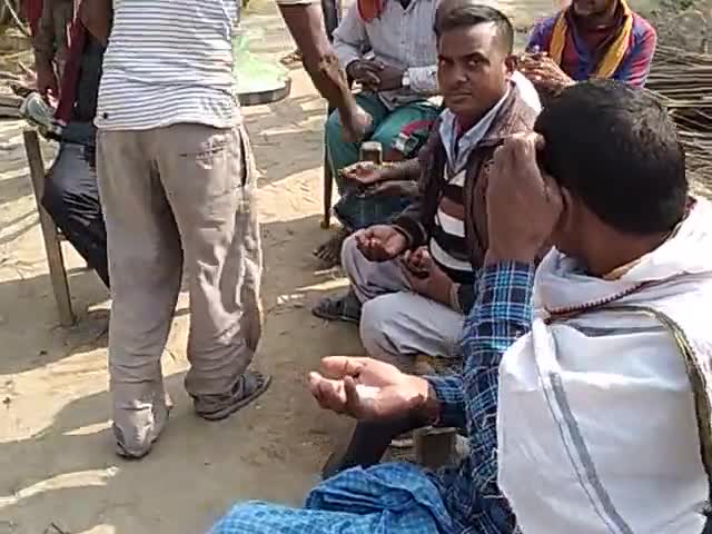 मोहिउद्दीननगर: #bochha #panchait me aaj #bajrang bali mandir ki dhalai me samil huye bhut purb mukhiya parbhat Ranjan or bhikhari ray