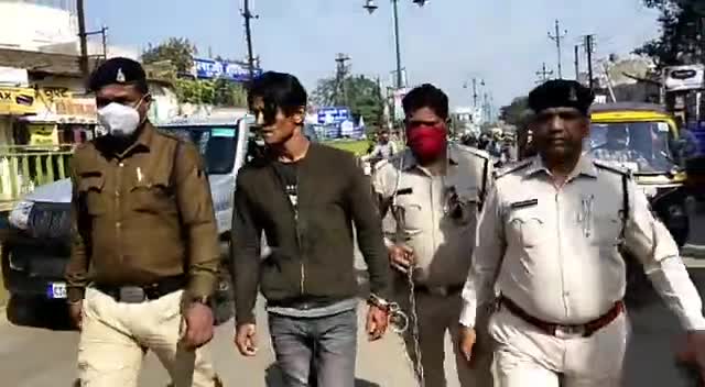 रायपुर: 50 से ज्यादा मामलों के #आरोपी #Yasin अली को बोरी भर #गांजे के साथ #Police ने पकड़ा, #थाने से #कोर्ट तक निकाला #जुलूस।