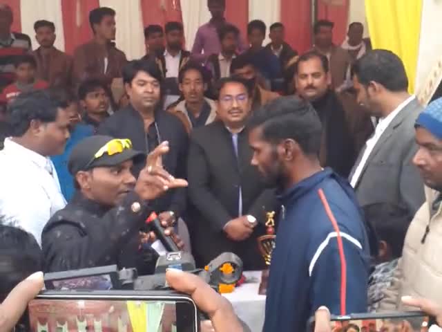 प्रयागराज: AGCSCUP कप में मैन ऑफ द टूर्नामेंट का प्राइस जाता है राम शरीफ (109 रन सात विकेट) #prayagraj #AGCSCUP #soraon