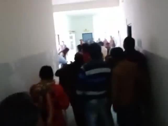 बिलग्राम: CHC मल्लावां में पुलिस की मौजूदगी में डॉक्टरी परीक्षण के दौरान दबंगो की दिखी #गुंडई# जमकर चले दो पक्षों में जूते चप्पल
