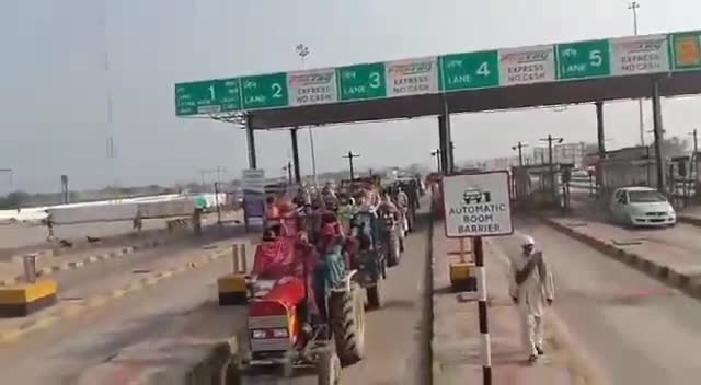 Women driving Tractor 🚜 in #FarmersrProtest at the Khatkar toll plaza in Jind district.