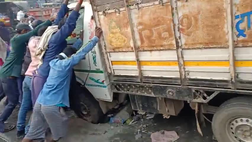 #कच्ची दरगाह बाज़ार स्थित नाले का उपरी हिस्सा टूटने के वजह से आए दिन इस तरह के घटना हो रही है लेकिन इस ओर ध्यान.........