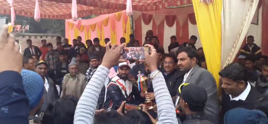 प्रयागराज: एजीसीएस कप के फाइनल में रनर टीम का टॉफी लेते हुए मारधाड़ 11 Rs 30000 #prayagraj #soraon #AGCSCUP youtube- Vinay Tricks