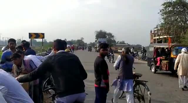 सिविल लाइन्स: गौरीगंज लोदी नाली मै पलटी ट्रक 
बाल बाल बचे ट्रक ड्राइवर और हेल्पर
#गौरीगंज
#उत्तर प्रदेश न्यूज़