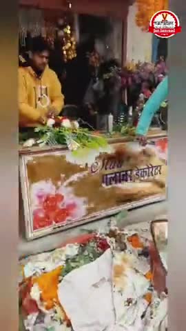 आग के पास कभी मोम को लाकर देखूँ , हो इजाजत तुझे हाथ लगाकर देखूं
तूफानों से आँख मिलाओ सैलाबों पर बार करो #राहत_इंदौरी 🙏