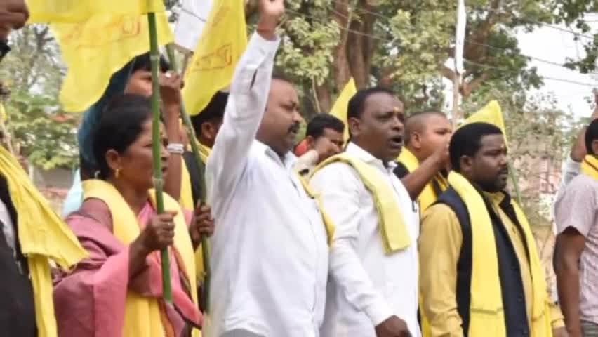 कटघोरा: नमस्ते खबर छत्तीसगढ़:- डीएफओ को हटाने की मांग को‌ लेकर गोंगपा ने घेरा दफ्तर।
#आन्दोलन